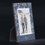 Botanicals auf Blue Easel Back Frameless Foto Fotoplatte<br><div class="desc">Die Tabletop-Plakette mit integriertem Aasel besticht durch Ihr Lieblings-Foto, umgeben von einem schönen Rahmen aus weißem Blattwerk, Punkten und Beeren auf einem denim-blauen Hintergrund. Ändern Sie die Hintergrundfarbe, um Ihrem Foto zu entsprechen. Ändern Sie den Text der LIEBE auf irgendetwas - TIPP: Legen Sie den Text zwischen den beiden Quadraten,...</div>