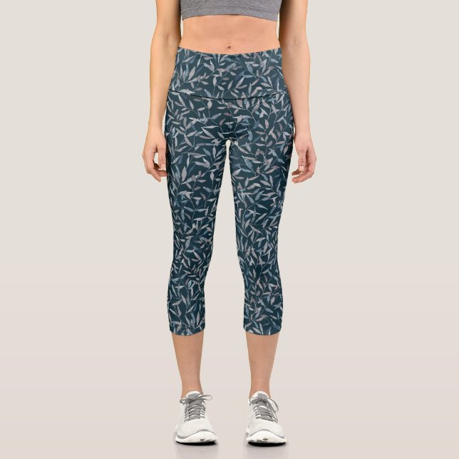 Botanisch graue graublaue Blätter auf dunkelblau Capri Leggings (Vorderseite)