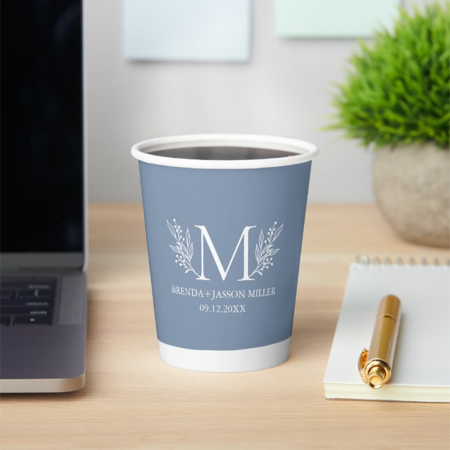 Botanische Blume in weißer Monogramm auf blau-grau Pappbecher (InSitu)