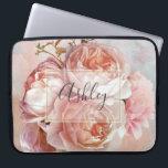 BOTANISCHE FLORALBEZEICHNUNG Monogramm Laptopschutzhülle<br><div class="desc">BOTANISCHER FLORAL PEONY Name Monogram Computerärmel - Erhalten Sie Ihren Computer stilvoll mit diesem wunderschönen Design mit einem wunderschönen Bouquet aus rosa Rosen und Pony, über einem schönen rosa und blauen Aquarellhintergrund. Eine elegante, weiße, abgeschirmte Schicht, die von einem goldenen Blattstrich im Inneren eines Imitats umgeben ist, umrahmt den Namen,...</div>