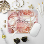 BOTANISCHE FLORALBEZEICHNUNG Monogramm Mousepad<br><div class="desc">BOTANISCHES FLORAL PEONY Name Monogram Mouse Pad - Dekorieren Sie Ihren Schreibtisch stilvoll mit diesem wunderschönen Mauspad mit einem wunderschönen Bouquet aus rosa Rosen und Pony, über einem schönen rosa und blauen Aquarell. Eine elegante, weiße, abgeschirmte Schicht, die von einem goldenen Blattstrich im Inneren eines Imitats umgeben ist, umrahmt den...</div>