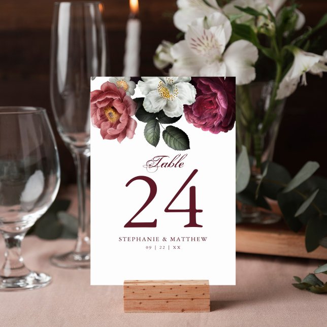 Botanische Hochzeit mit Burgund Blush Rose Tischnummer (Modern moody burgundy floral table number for your reception decor features a watercolor design.)