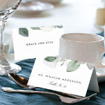 Botanische Hochzeit oder Bankett mit leichter Luft Tischnummer<br><div class="desc">Ein wunderschön ätherisches Licht und ein luftiges botanisches Aquarell-Design mit Zweigen von Wäldern. Die Vorlage ist so eingerichtet, dass sie mit dem Namen und der Tischnummer des Gastes auf der Vorderseite und den Namen der Braut und des Bräutigams auf der Rückseite personalisiert wird. Die Karte druckt flach und lässt sich...</div>