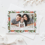Botanische Kiefernnähte und Foto aus Poinsettias Feiertagspostkarte<br><div class="desc">Gute Ferien! Senden Sie Ihre Urlaubswünsche und Grüße an Familie und Freunde mit dieser individuell gestaltbaren, blumengeschmückten Weihnachtskarte für das Foto. Es verfügt über Aquarellpinekone, Kiefernnadeln, Hole, Beeren und Poinsettia. Personalisieren Sie diese durch Hinzufügen von Namen, Nachrichten und einem horizontalen Foto. Diese Vintage Blumenkarte Foto Postkarte ist auch in anderen...</div>