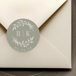 Botanische Kranken-Hochzeitsmonographie Runder Aufkleber<br><div class="desc">Maßgeschneiderte Botanische Hochzeitsticker mit elegantem,  beigen Kranz mit Paarinitialen und Hochzeitstermin auf Salbeifarbenhintergrund. Ideal für Hochzeiten speichern Sie die Daten,  Umschläge,  Gastgeschenk Hochzeit Packungen und mehr.</div>