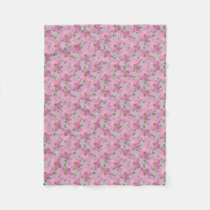 Botanische rosa Pelargonie-Blume auf irgendeiner Fleecedecke