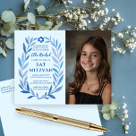 Botanische Wasserfarbe CUSTOM FOTO Bat Bar Mitzvah Postkarte<br><div class="desc">Perfekte Postkarte, um eine Fledermausmitzvah, Bar mitzvah oder andere jüdische Feier anzukündigen! Handgezeichnete, zarte Blättertramkunst für Sie! Vollständig anpassbar! Klicken Sie oben auf "Personalisieren", um den Text zu bearbeiten, Ihr Foto hinzuzufügen und die Rücksendeadresse auf der Rückseite zu bearbeiten. Klicken Sie auf "Bearbeiten mit dem Designwerkzeug", um die Schriftart, Farben...</div>