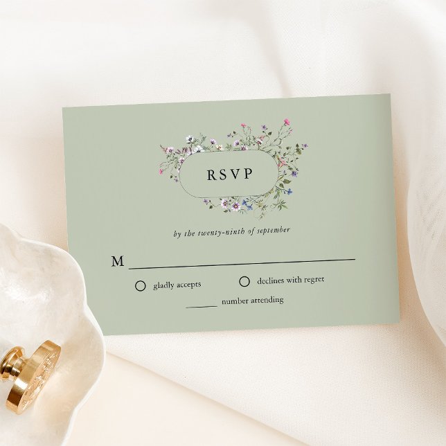Botanische Wildblumen | Soft Green Wedding RSVP Karte (An elegant, soft green wedding rsvp with wildflowers)
