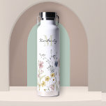 Botanische Wildblumen von Feminine Boho mit Monogr Trinkflasche<br><div class="desc">Diese hübsche Wasserflasche ist zeitgenössisch in femininem Stil gehalten. Sie grenzt an den Boden in Aquarellfarben an, die Wildblumen sind in sanften Pastellfarben in Gelb, Rosa, Blau und Elfenbeinbeige gehalten. Eine Textvorlage wird zur Personalisierung mit einem Vornamen und Monogramm Initial des Nachnamens hinzugefügt. Dieser hochwertige Artikel ist ein wunderbares Geschenk...</div>