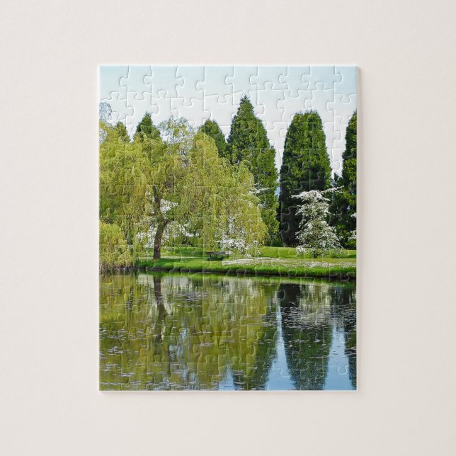 Botanischer Garten und Teich im Frühling (Vertikal)