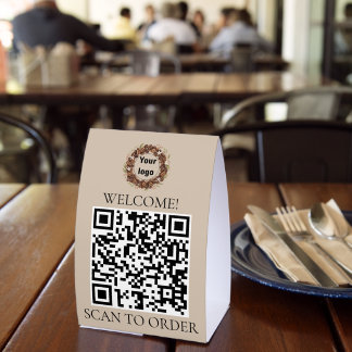 Botanischer Kaffebohnen-Kranz mit individuellem Lo Tischaufsteller
