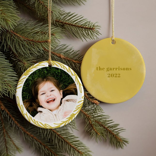 Botanischer Rahmen für weißes und gelbes Foto Keramik Ornament (Yellow watercolor botanical photo family name ornament.)