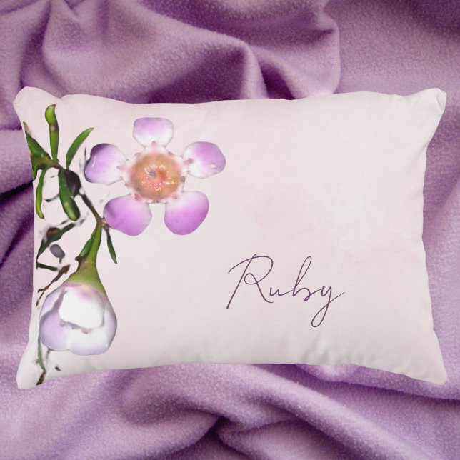 Botanischer Wachs Blume Akzent Kissen (Purple and white floral wax flower lumbar pillow. Easy to customize)