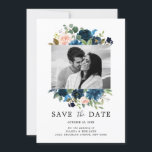 Botanisches Foto Navy Blue Blush Pink Rose Save The Date<br><div class="desc">Die hübsche Blumenkarte Save the Date mit handgemalten Aquarellbildern / Rose in kräftigen Foto- und Rosatönen,  Pfirsich und charmantem Schriftart mit handgeschriebenen Buchstaben. Bitte kontaktieren Sie mich für Hilfe bei der Anpassung oder wenn Sie ein anderes Produkt mit diesem Design benötigen.</div>