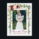 Botanisches Grün aus Burgund Save the Date Ankündigungspostkarte<br><div class="desc">Moderne Elegant,  botanisch grüne Eukalyptus-Blätter,  Wasserfarben-Burgund-Marsala-Blüte,  Holzrahmen,  Save the Date Verlobung Foto Postkarte</div>