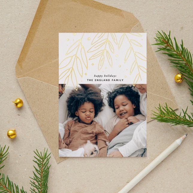 Botanisches Sprigs Foto Gold Folien Feiertagskarte (Hand-drawn meets gold foil with these beautiful foliage springs that frame your holiday photo card.)