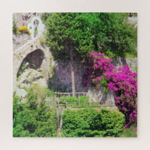 Bougainvillea wächst an einer Klippe in Positano,