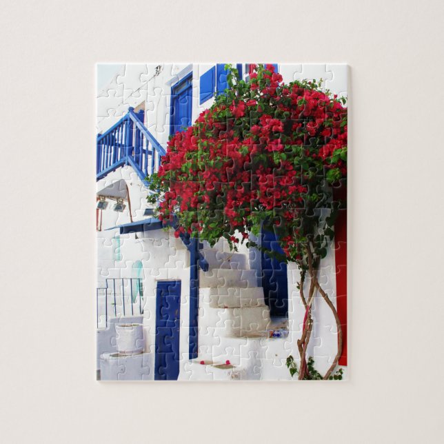 Bouganvilla, das auf Haus in Mykonos, Griechenland (Vertikal)