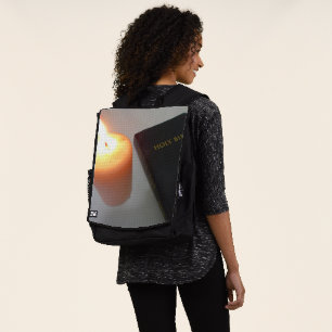 Bougie et sac à dos de la Bible