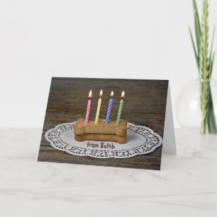 Bougies d'anniversaire sur la carte d'os de chien