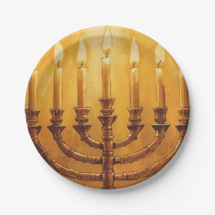 Bougies de la Menorah de Hanukkah sur assiette en