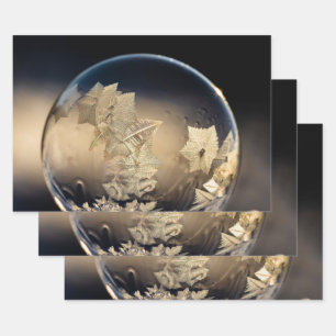 Boule à feuilles d'or remplie en neige