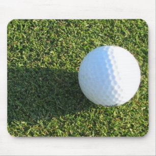 Boule de golf sur le tapis de souris de vert de