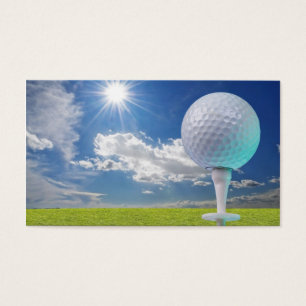 boule de golf sur une pièce en t avec l'herbe