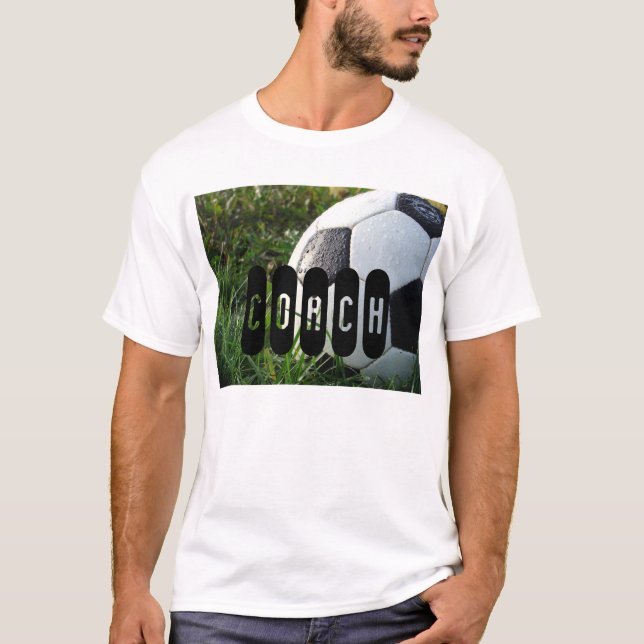 Boule de soccer noir et blanc en T-shirt en herbe (Devant)