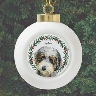 Boule En Céramique Aussiedoodle Nom du monogramme Couronne de Noël