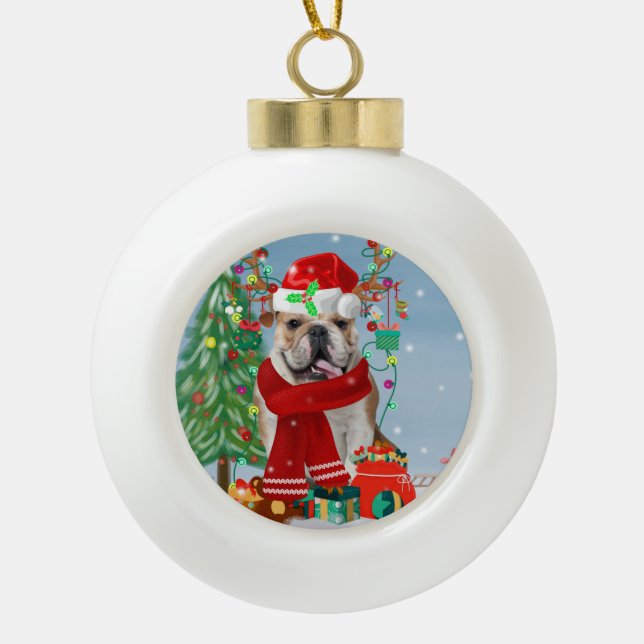Boule En Céramique Bulldog anglais en neige avec cadeaux de Noël (Devant)