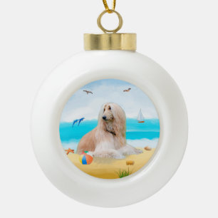 Boule En Céramique Chien de chien afghan sur la plage