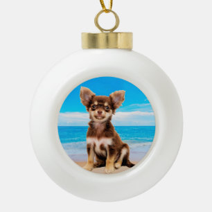 Boule En Céramique Chihuahua Chig assis sur la plage tropicale