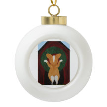 Corgi posant une couronne de Noël sur une niche po