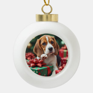 Boule En Céramique Peinture de Noël : un Beagle emballant des cadeaux