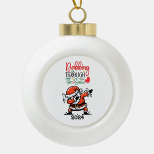 Boule En Céramique Père Noël Dabbing À Travers La Neige