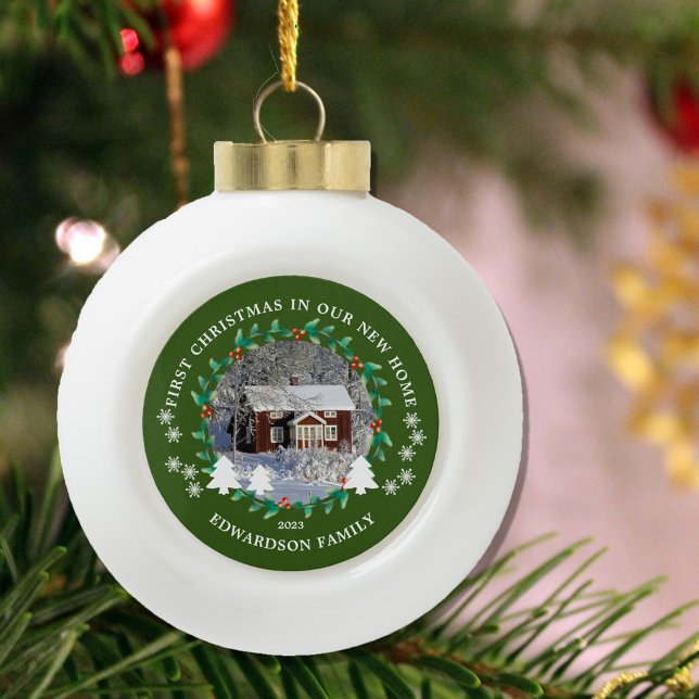 Boule En Céramique Premier Noël dans notre nouvelle maison photo (First Christmas in our new home ornament. Add your own photo, names, text and year.)