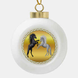 Boule En Céramique Un cheval noir et blanc qui se bat