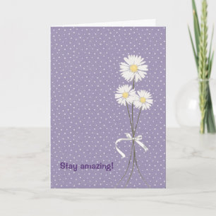 bouquet de marguerite d'anniversaire sur la carte 