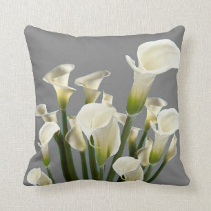 BOUQUET DER WEISSEN CALLA LILILILILIT AUF GRAY KISSEN