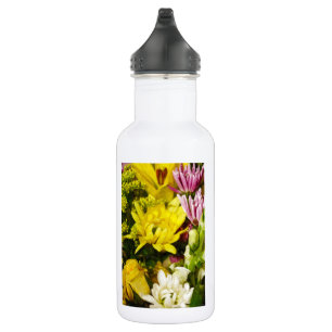 Bouquet mit einer farbenfrohen Wasserflasche