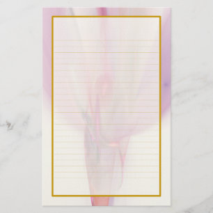 Bourgeon rose dans une papeterie rayée par amende
