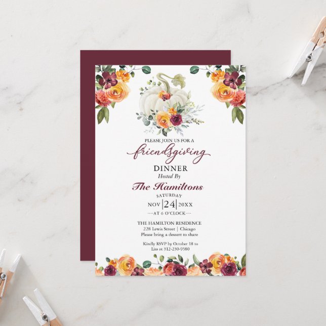 Bourgogne Floral Friendsgiving Diner Invitation (Devant/Arrière en situation)