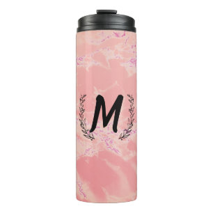 Bouteille de boisson de marbre rose isolée person