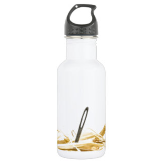 Bouteille D'eau aiguille dans une meule de foin