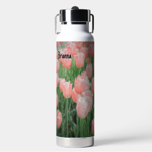 Bouteille d'eau avec tulipes roses peintes