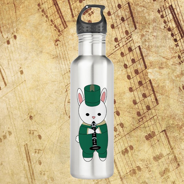 Bouteille D'eau Bande Marche Clarinet Rabbit Vert Or (A water bottle with a rabbit playing clarinet wearing a green & gold marching band uniform.)