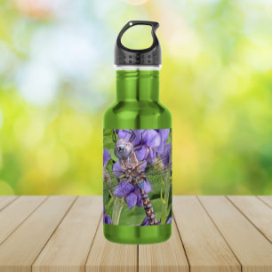 Bouteille D'eau Bleu-Eyed Denton sur les fleurs violettes
