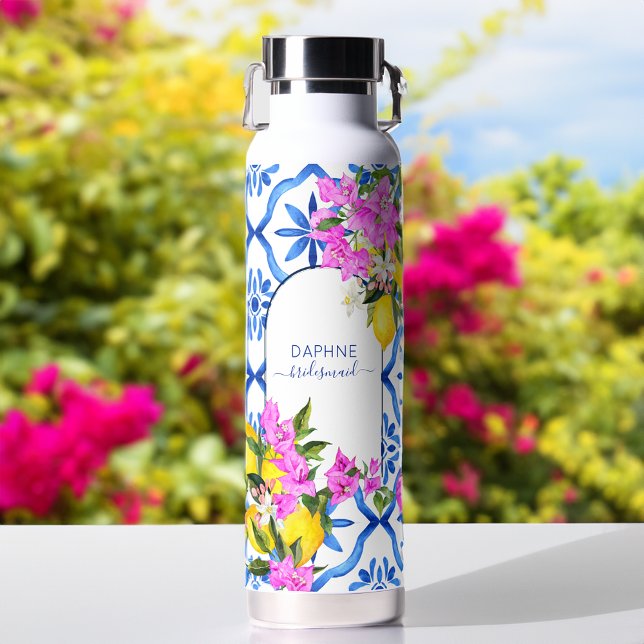 Bouteille D'eau Cadeaux de femme de chambre bleu carreaux bougainv (Bridesmaid gifts blue tiles bougainvilleas personalized name water bottle Mediterranean bridal favor)