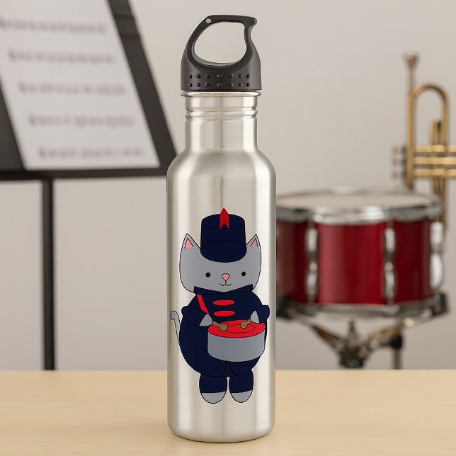 Bouteille D'eau Cute Gray Cat Marching Band Uniform Playing Drum (A water bottle with a cute gray cat playing the snare drum & wearing a navy blue & red uniform.)